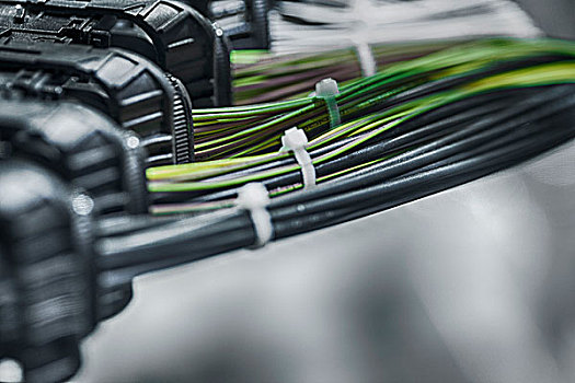 AMD EPYC（霄龙）CPU 助力 CERN 在 LHCb 实验中进行快